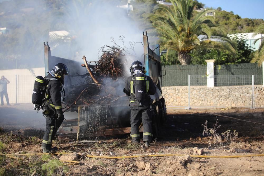 Los bomberos han apagado el fuego en poco más de una hora