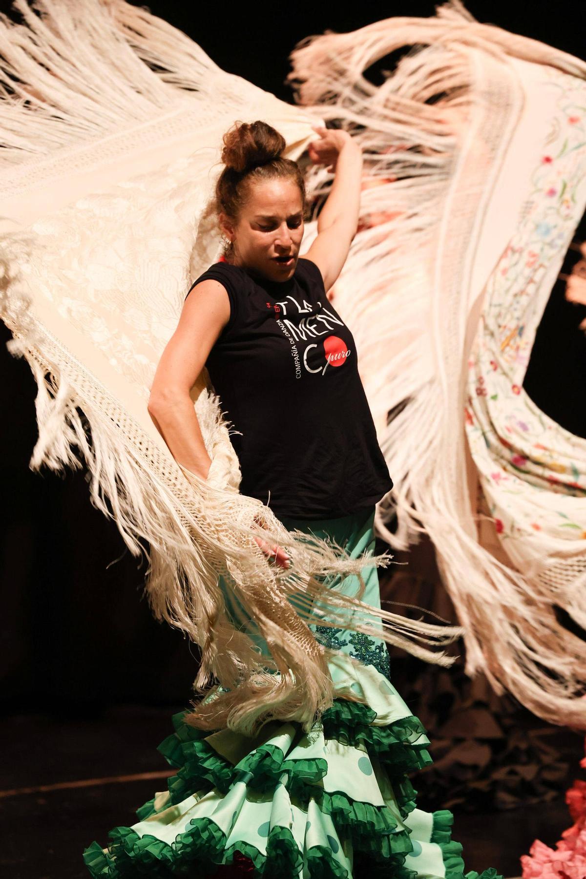 Todas las imágenes de la Masterclass de Manuela Barrios con bata de cola y mantón en Ibiza.