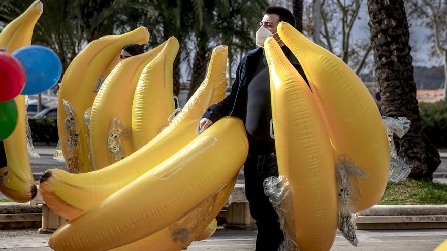 Warum Beamte auf Mallorca neuerdings mit Bananen herumlaufen