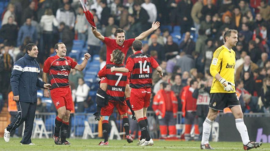 Els jugadors del Real Unión, eufòrics, van celebrar sobre la mateixa gespa del Bernabéu la seva històrica classificació eliminant el Madrid.