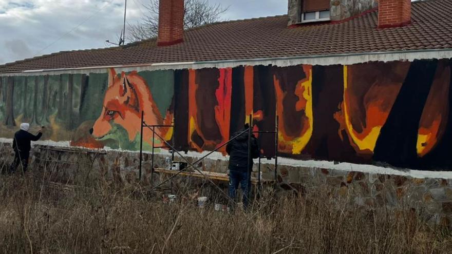 Dos de los murales realizados este año durante el Festival de La Torre del Valle. | E. P.