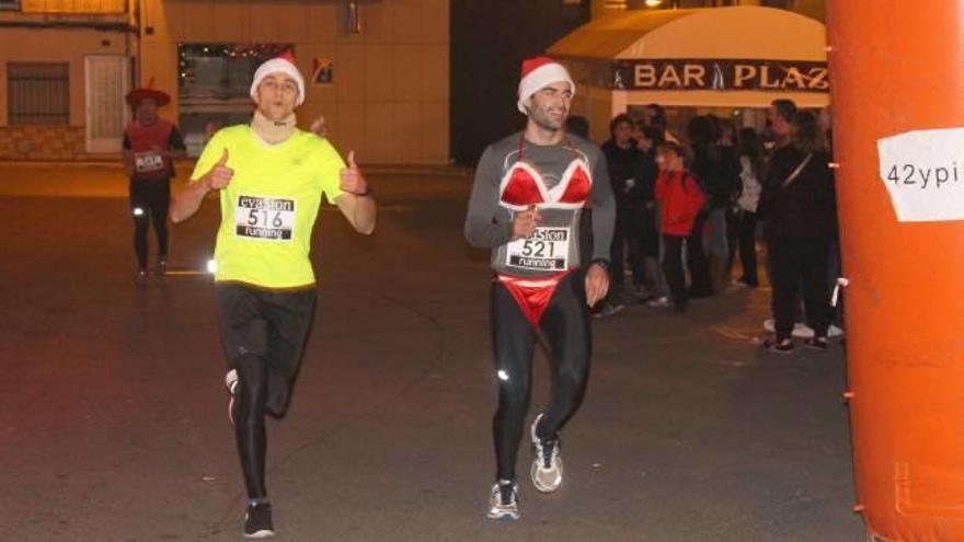 Las localidades castellonenses han aprovechado el fin de semana para celebrar distintas carreras.Los componentes de la Peña Celtic Submarí no quisieron perderse la San Silvestre de Vila-real. f nacho brotons Alcalà de Xivert tampoco quiso quedarse sin San Silvestre. f j. f. rocaEl buen humor fue la nota predominantes en Torreblanca. f á. s.Jérica vivió el Trail de las Trincheras. f a. m. Orpesa también salió a la calle. f á. sales