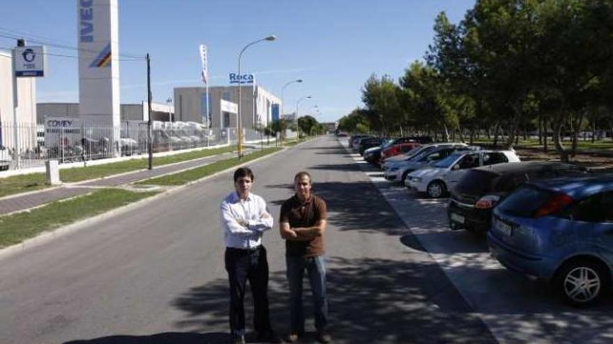 Antonio López  (izqda.) y Emilio Buoncuore, presidente y coordinador de la entidad urbanística de conservación del polígono.