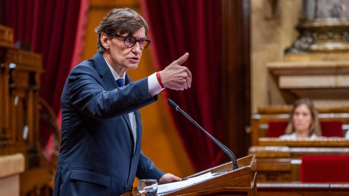 El president de la Generalitat, Salvador Illa, en el hemiciclo del Parlament.