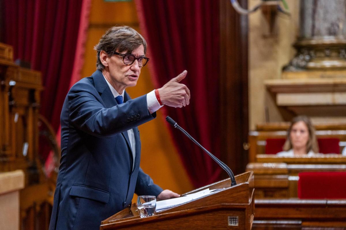 El president de la Generalitat, Salvador Illa, en el hemiciclo del Parlament.