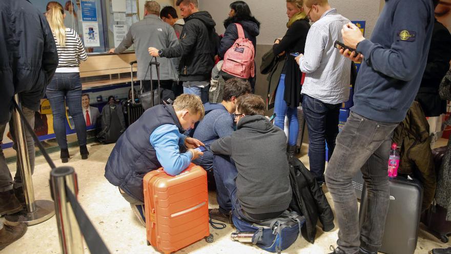 Pasajeros en el aeropuerto de Manises.