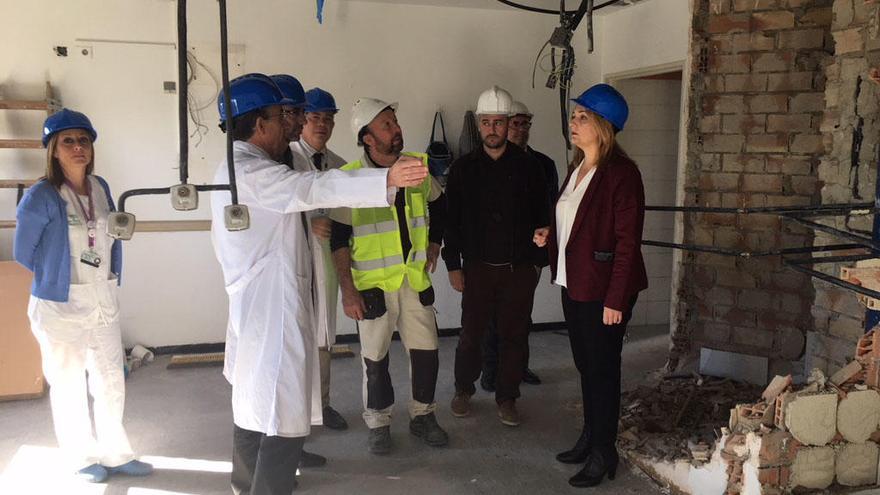 La delegada de Salud, Ana Isabel González, durante su visita a las obras de ampliación.