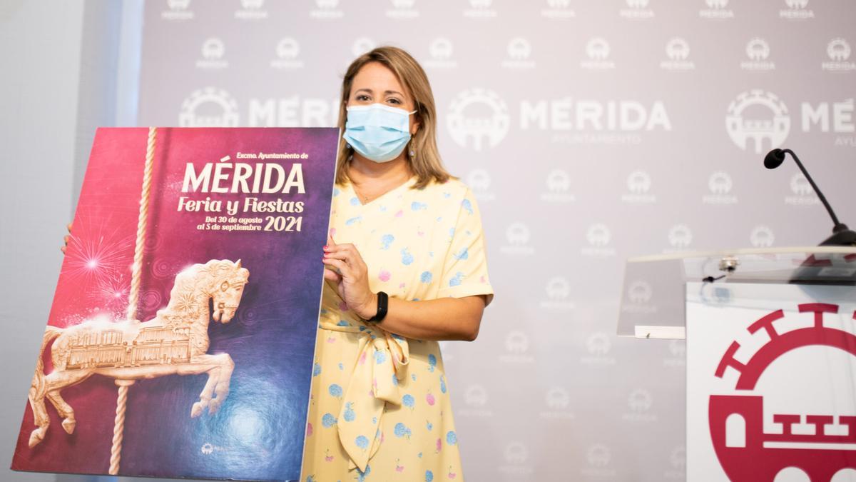 La delegada de Festejos, Ana Aragoneses, junto con el cartel de la feria.