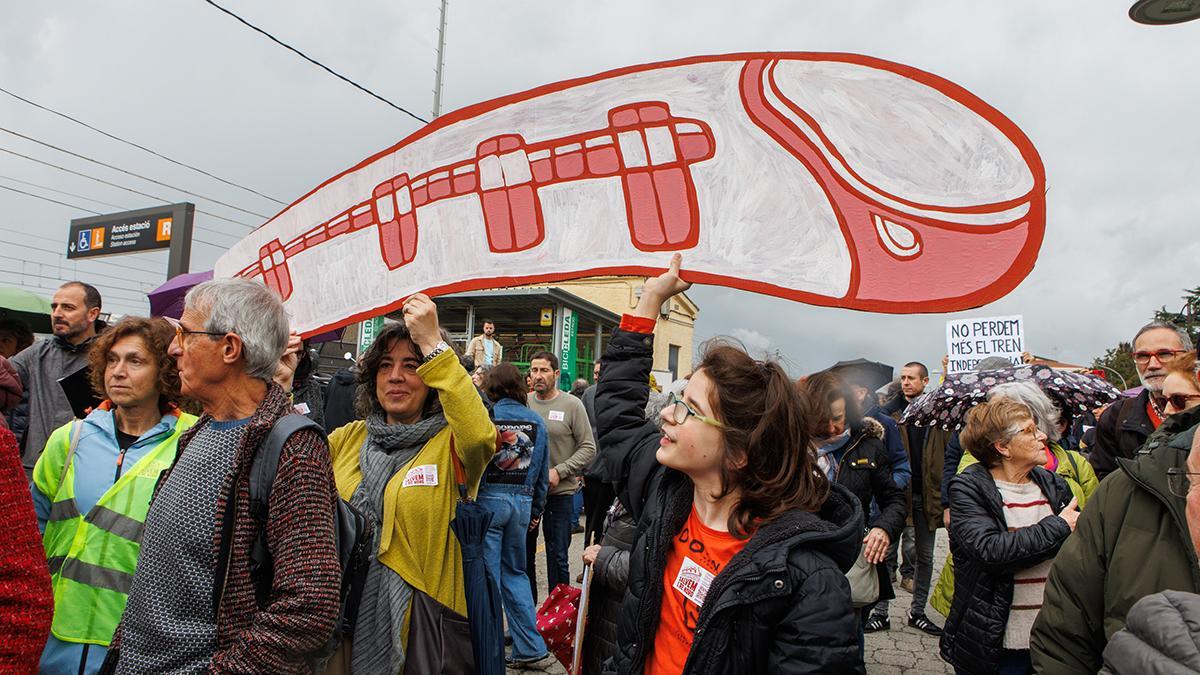 Manifestación delante de la estacion de tren de Cardedeu cortando la avenida Rei en Jaume para pedir mejoras en los trenes de la linea R2 de Rodalies, el 22 de marzo del 2025.