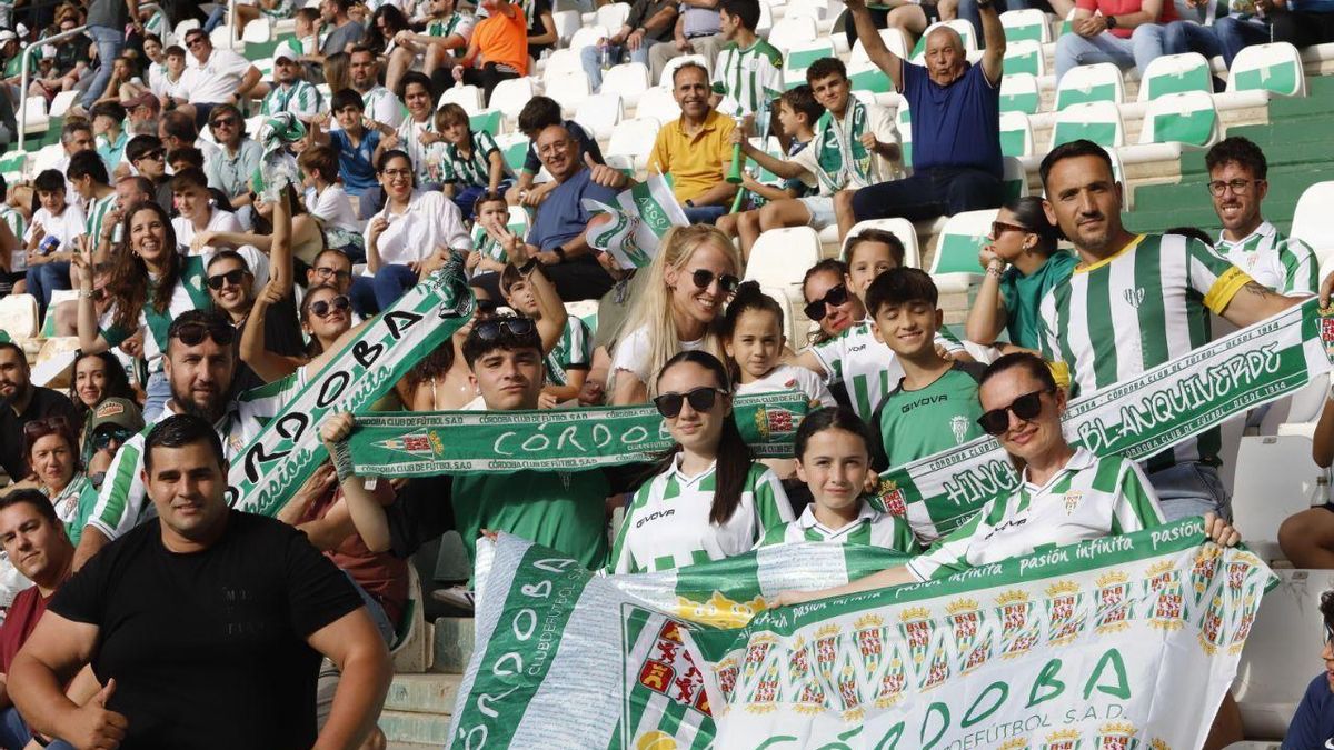 Los aficionados del Córdoba CF respaldan al equipo en la vuelta ante la Ponferradina.