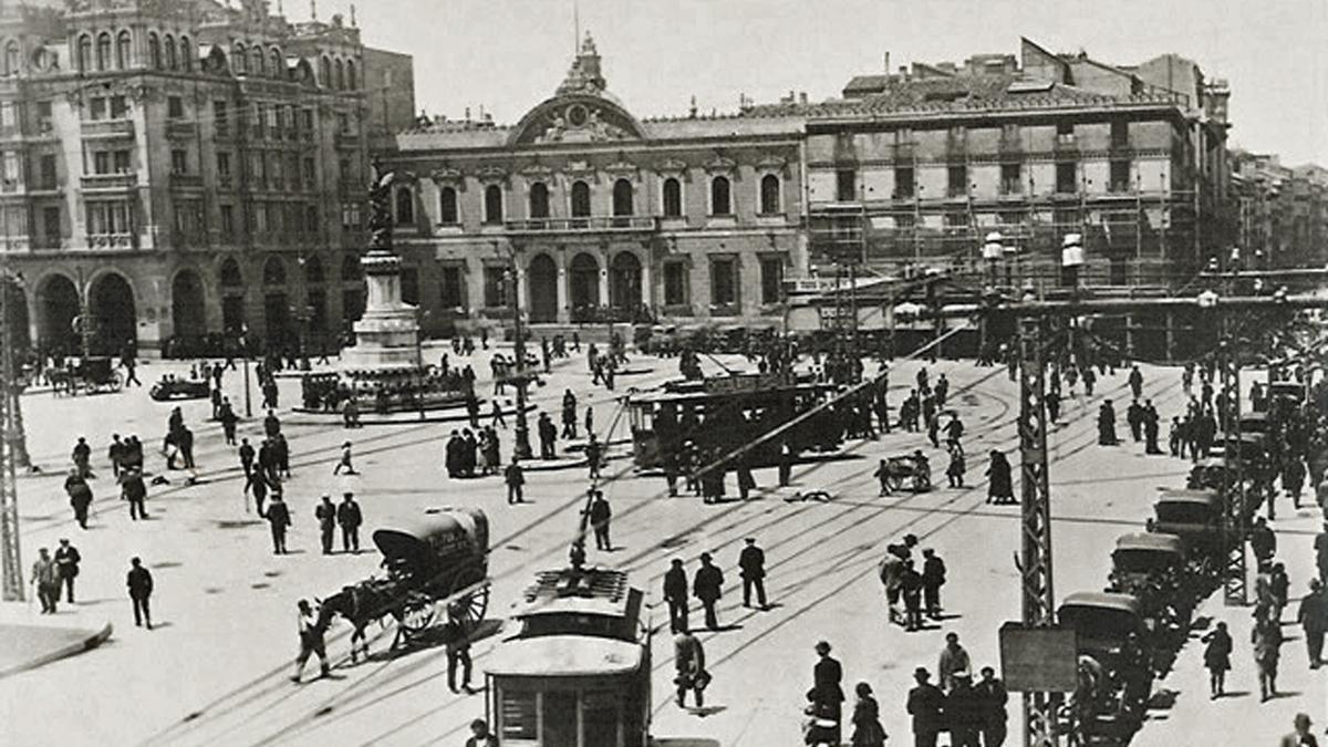 Imagen de la actual plaza España (1920), con tranvías y coches de caballos.