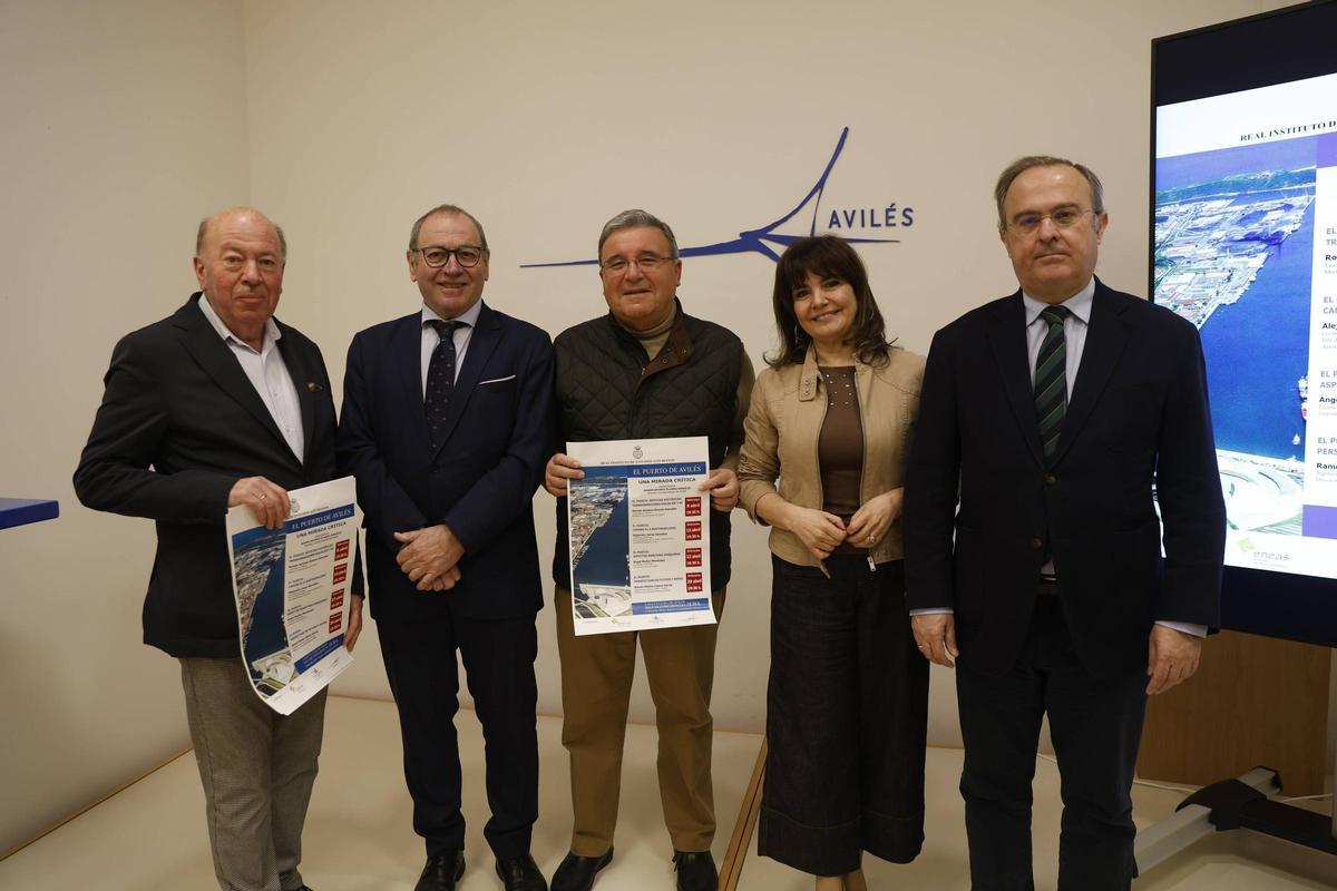 Benjamín Lebrato, Santiago Rodríguez Vega, Román Antonio Álvarez, Yolanda Alonso y Javier Junceda, este miércoles, en el Ayuntamiento de Avilés
