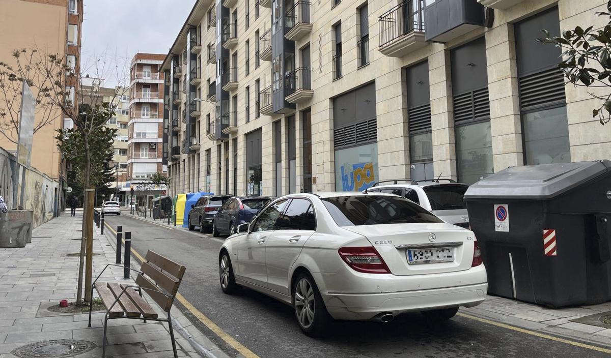 Un vehículo circula por la calle Luis Ulloa Pereira, que formará parte del área de la ZBE. | VÍCTOR GARRIDO