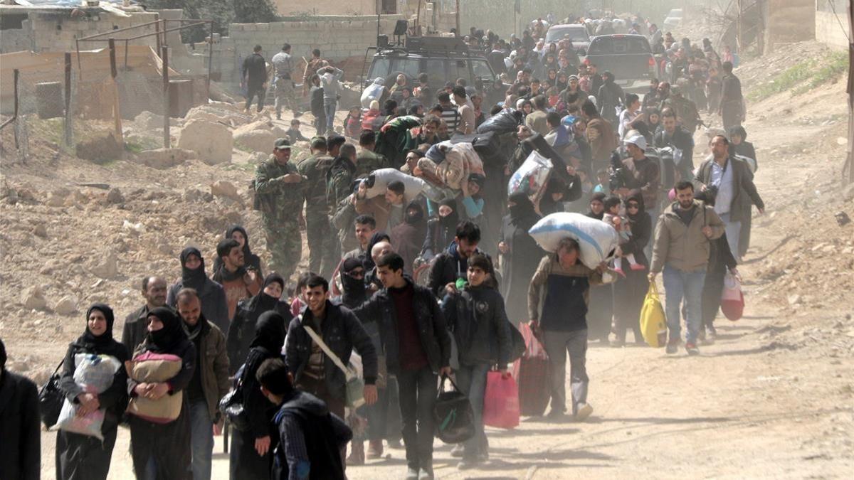 Cientos de civiles abandonan la zona de Guta Oriental, en la zona rural de Damasco, el 15 de marzo.