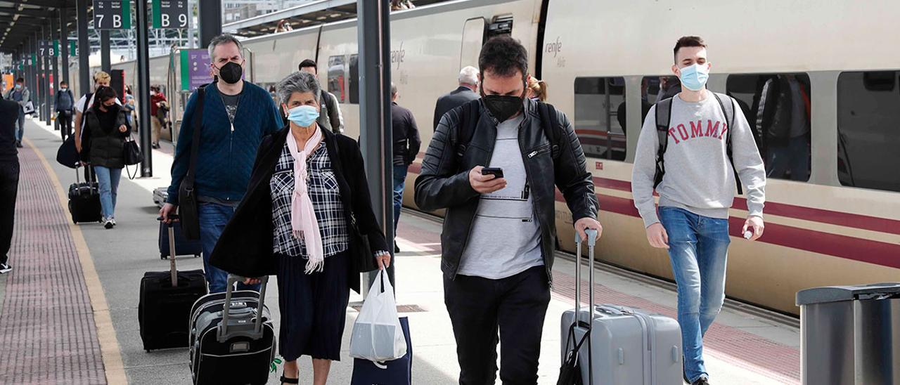 Viajeros saliendo del tren a su llegada a Vigo