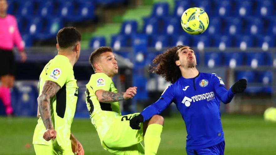 Una acción del Getafe-Atlético.