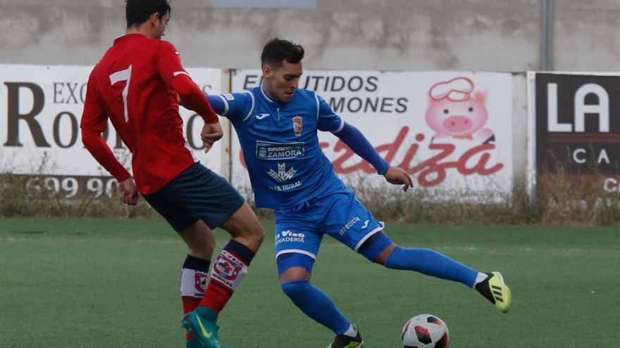 Un jugador del Villaralbo realiza un recorte a un rival