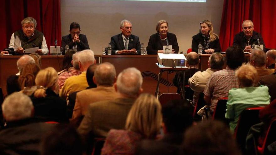 En la mesa, por la izquierda, Román Antonio Álvarez, María García, Antonio Sabino, Mariví Monteserín, Patricia Martínez y Carlos Vigil, ayer, en el homenaje a Palmira García.