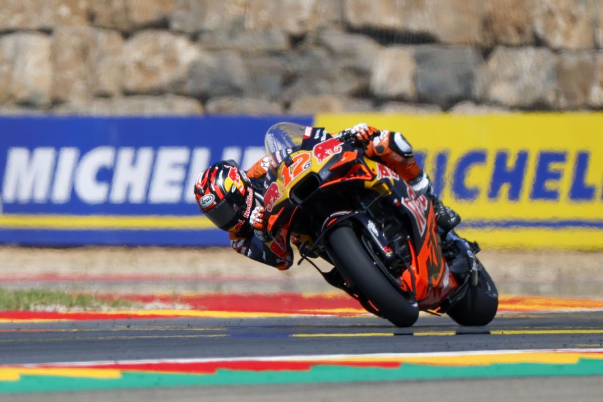 ALCAÑIZ (TERUEL), 06/06/2025.- El piloto español de Moto GP Maverick Viñales, de equipo Red Bull KTM Tech3, toma la curva durante la primera sesión de entrenamientos libres para el Gran Premio de Aragón de Motociclismo, este viernes, en el circuito de Motorland Alcañiz, en Teruel. EFE/Javier Cebollada