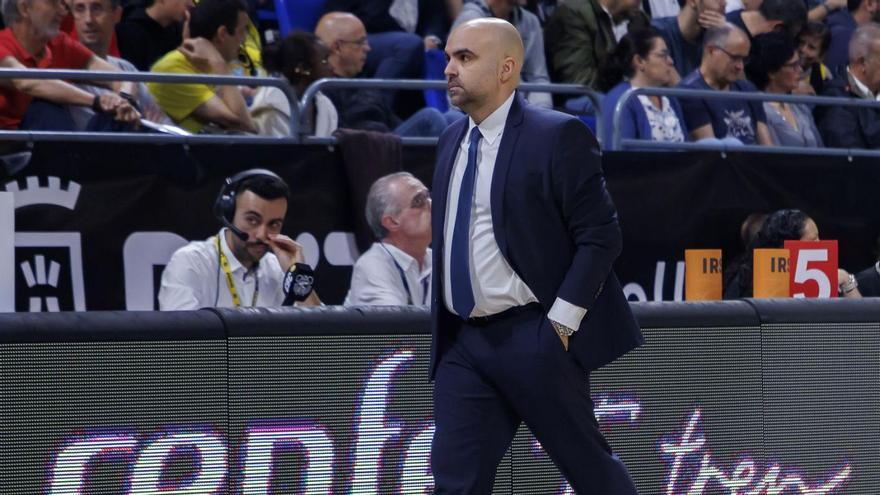 Víctor García, con semblante serio, en la pista del Pabellón Santiago Martín de La Laguna, el pasado domingo. | | ACB PHOTO/E. COBOS