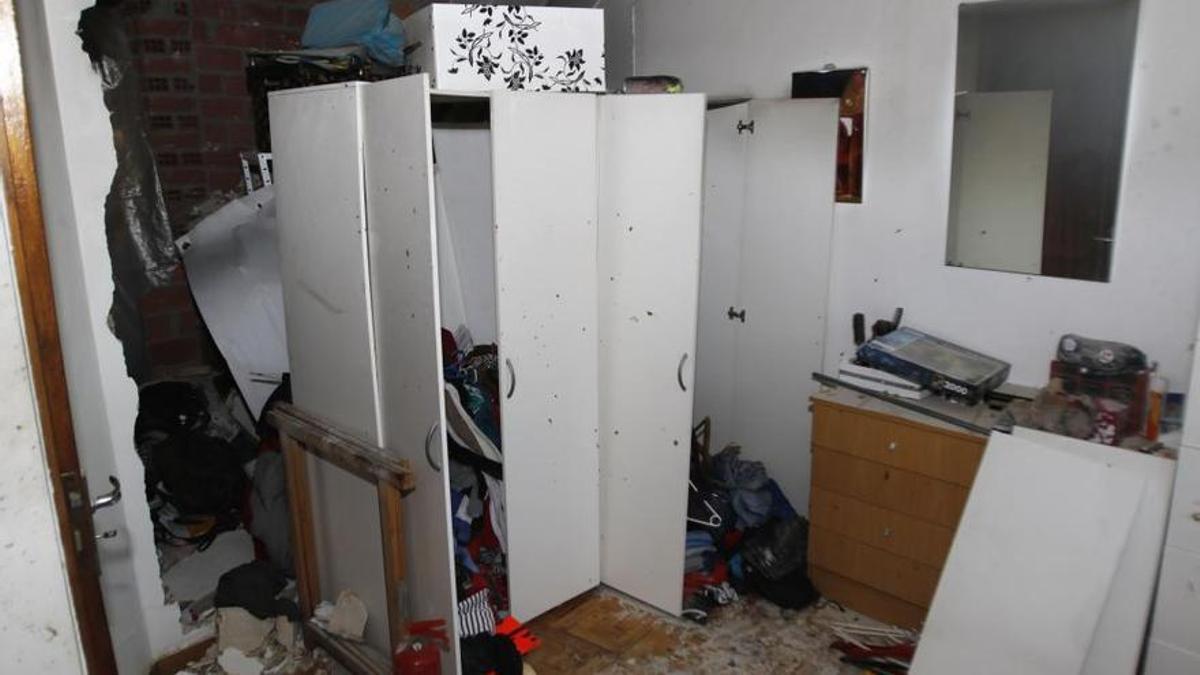 Una espectacular explosión de dos desodorantes en una casa de Beade, en Galicia, derribó en 2017 tres tabiques y provocó un boquete en el techo.