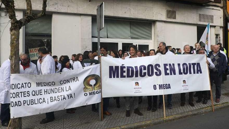 Médicos protestan esta semana frente al Parlamento gallego.