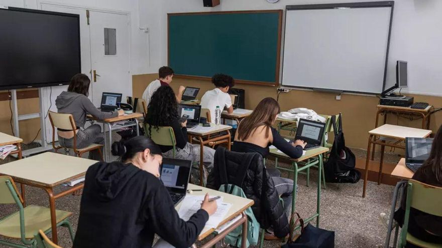 Adiós a tantas vacaciones en verano: este grupo de expertos piden acortarlas en verano y "racionalizar" los horarios en España