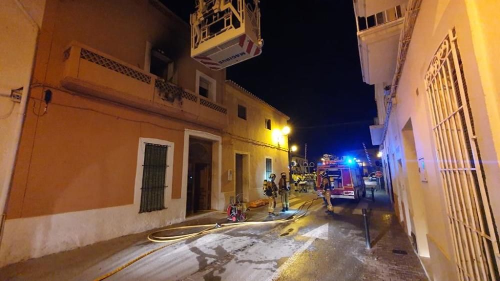 Dos atendidos por inhalación de humo en un incendio en Gata de Gorgos.