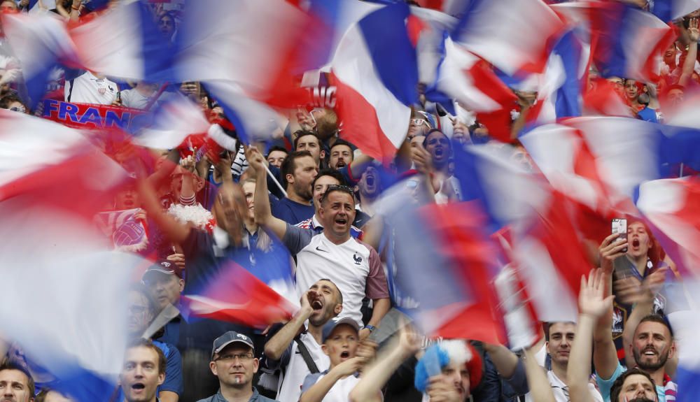 Los seguidores de ambos equipos han puesto colorido al estadio de Saint Denis en el partido inaugural.