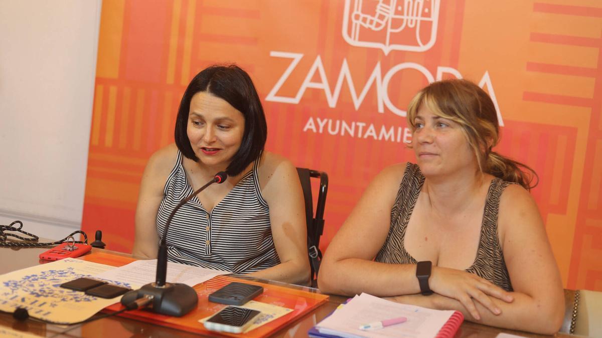 La concejala de Cultura, María Eugenia Cabezas, y la coordinadora del programa, Jéssica Baz, en la presentación de la edición 2026 del Terraza Fest.