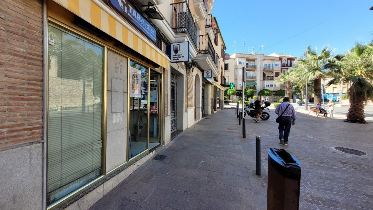 Estanco en la plaza Alta y Baja de Lucena donde se ha vendido parte del segundo premio de la Lotería Nacional del jueves, 3 de julio.