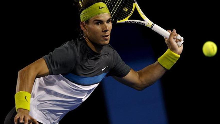 El número uno del tenis mundial, el español Rafa Nadal, devuelve el golpe al alemán Tommy Haas durante su partido de la tercera ronda del Abierto de Australia disputado en Melbourne, Australia, hoy sábado 24 de enero. Nadal se impuso a Haas por 6-4, 6-2 y 6-2. EFE/Oliver Weiken