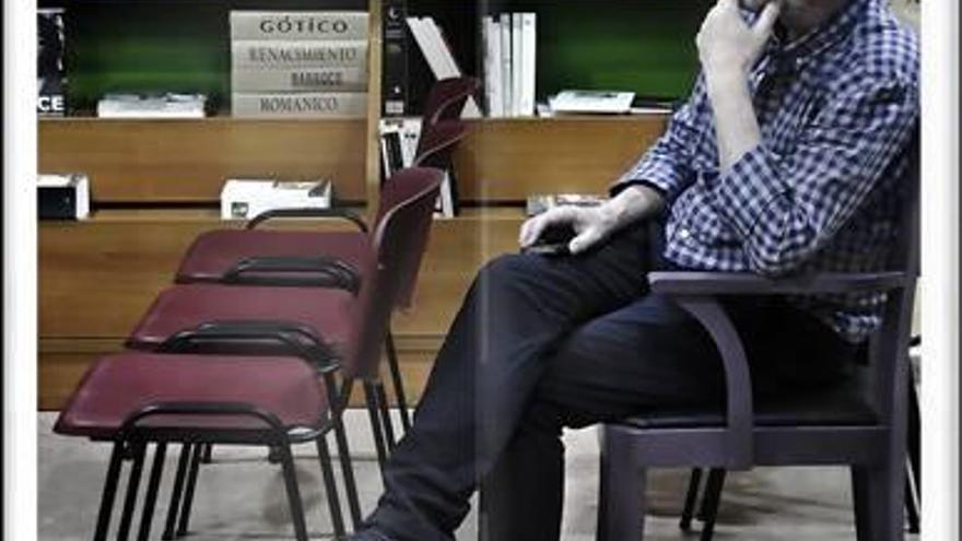 Vicente Pina, durante un acto en su librería de Orihuela.