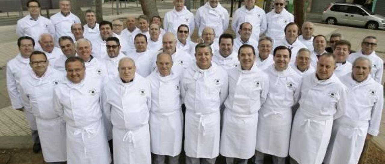 El presidente de la sociedad, Manuel Ramos, entrega al chef de Benicarló Raúl Resino su tradicional olla en reconocimiento por su labor. El colectivo invita un jueves al mes a afamados cocineros de todo el país para degustar platos de gran nivel. Además, su cita semanal ineludible es la comida de todos los miércoles, en la que se reparten la faena por grupos para demostrar cómo se manejan entre fogones Fotos de Ángel Sánchez.