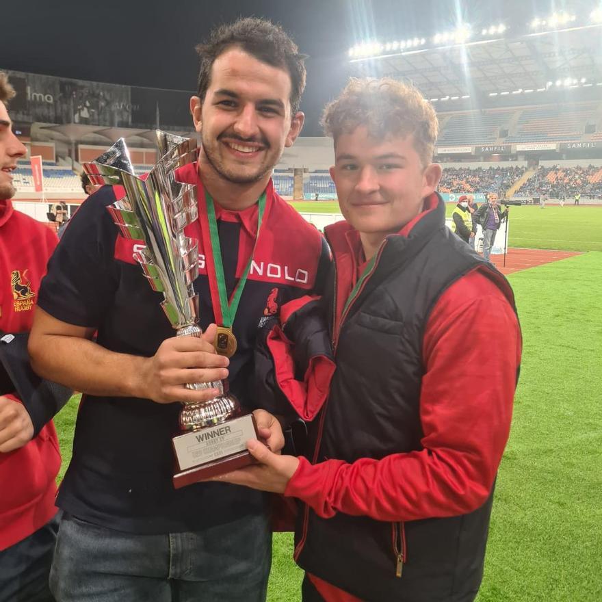 Agustín Agnelet y Angus Judkins posan con la copa de campeones europeos sub-21.