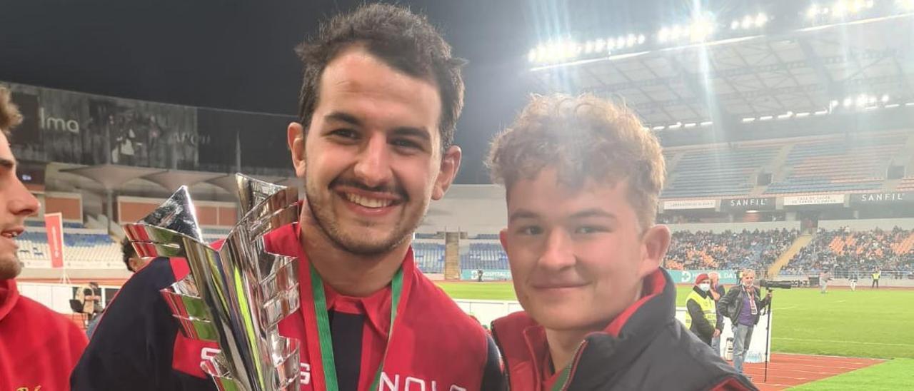 Agustín Agnelet y Angus Judkins posan con la copa de campeones europeos sub-21.