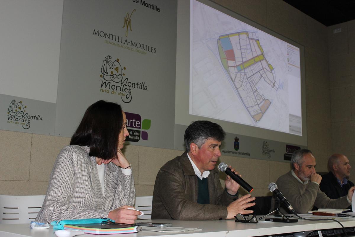 El alcalde informa a los vecinos del plan urbanístico de La Toba.