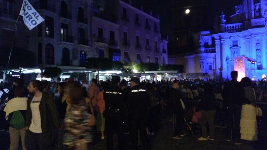 La protesta prosoterramiento suena en el concierto de la plaza Belluga