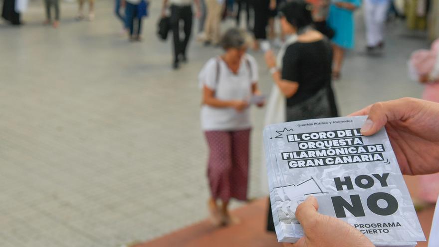 Protesta del Coro de la OFGC frente al Alfredo Kraus