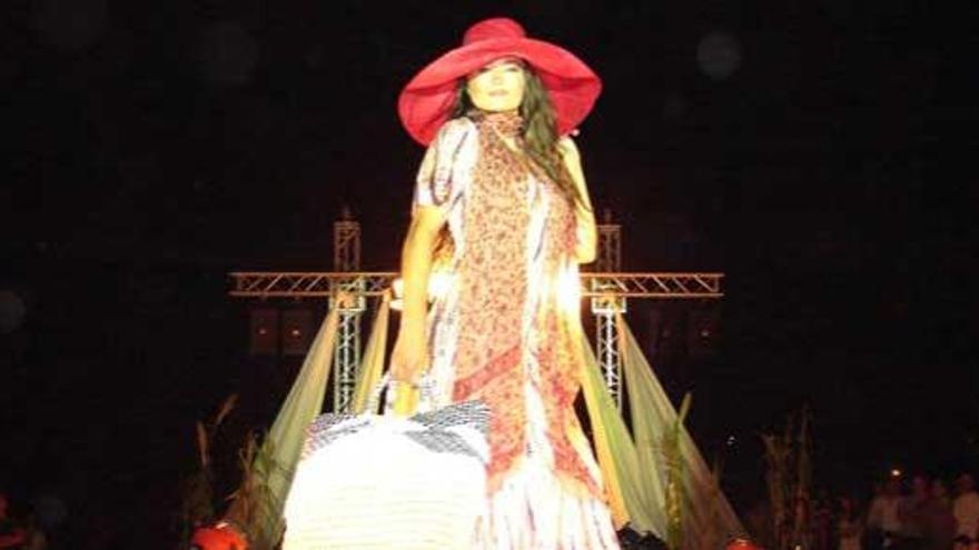 Una modelo en una edición anterior de la Parela de Moda de Formentera.