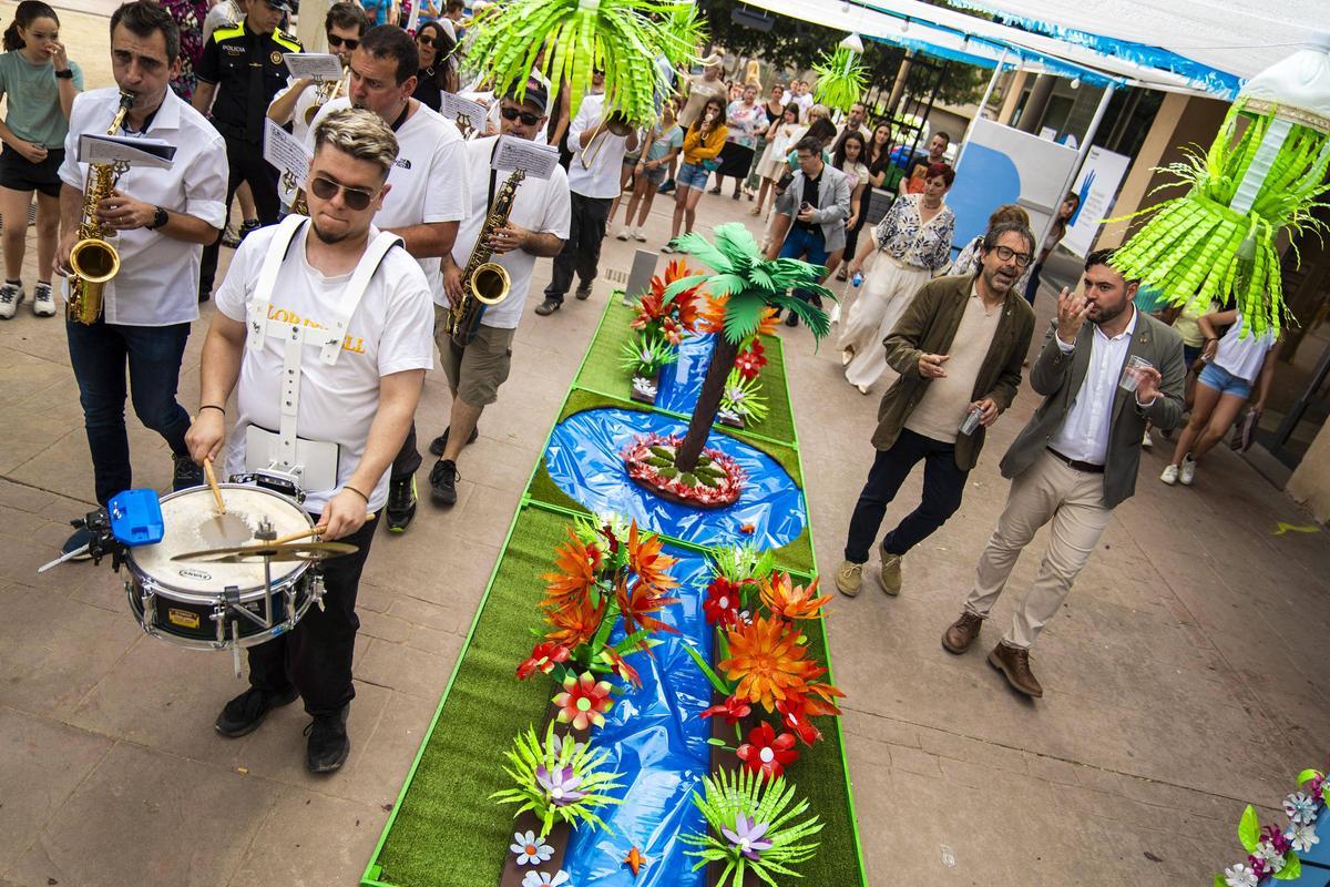 Una de les decoracions fetes amb material reciclat, a la plaça Catalunya