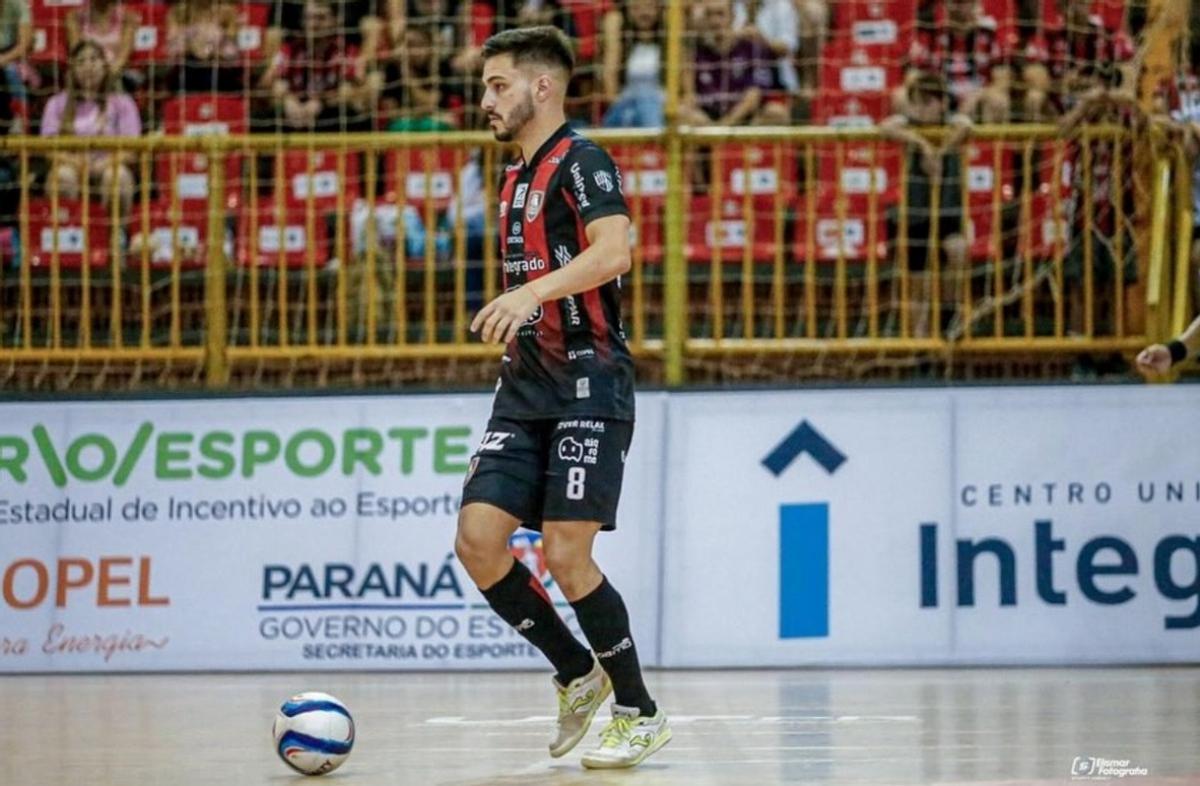 Andrei controla el balón.