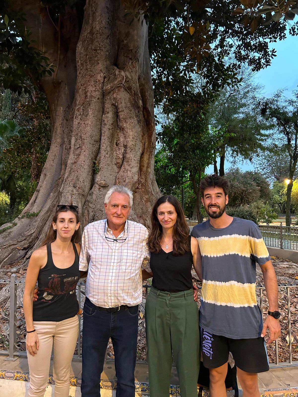 Enrique Figueroa, la abogada Lola Rumi y los dos activistas que se subieron al ficus para parar la tala