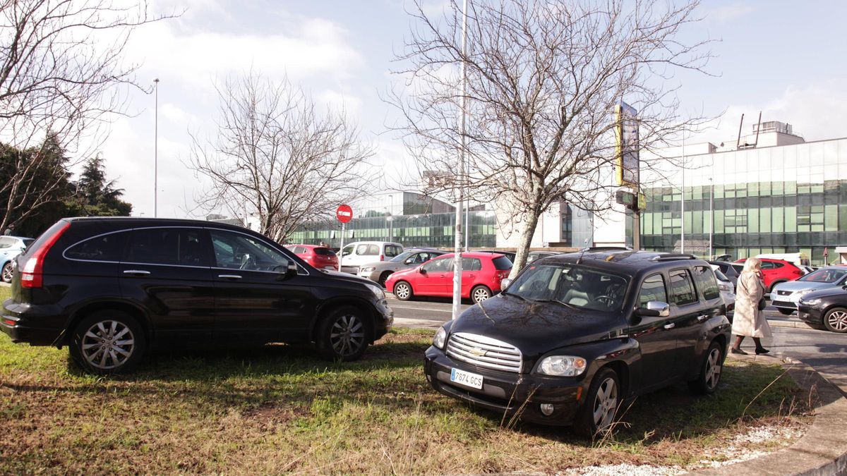 Coches aparcados sobre zonas verdes en el recinto del Hospital Clínico de Santiago