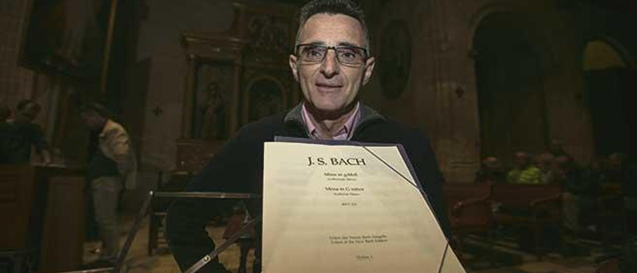 Fernando  Marina, con las partituras del concierto en Santa Magdalena.