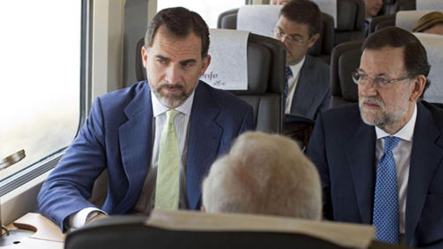 El Príncipe Felipe y Mariano Rajoy, en el viaje inaugural del AVE Madrid-Alicante