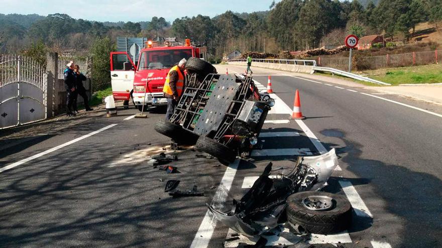 Un herido tras una colisión entre un coche y una moto con vuelco incluido en Mos