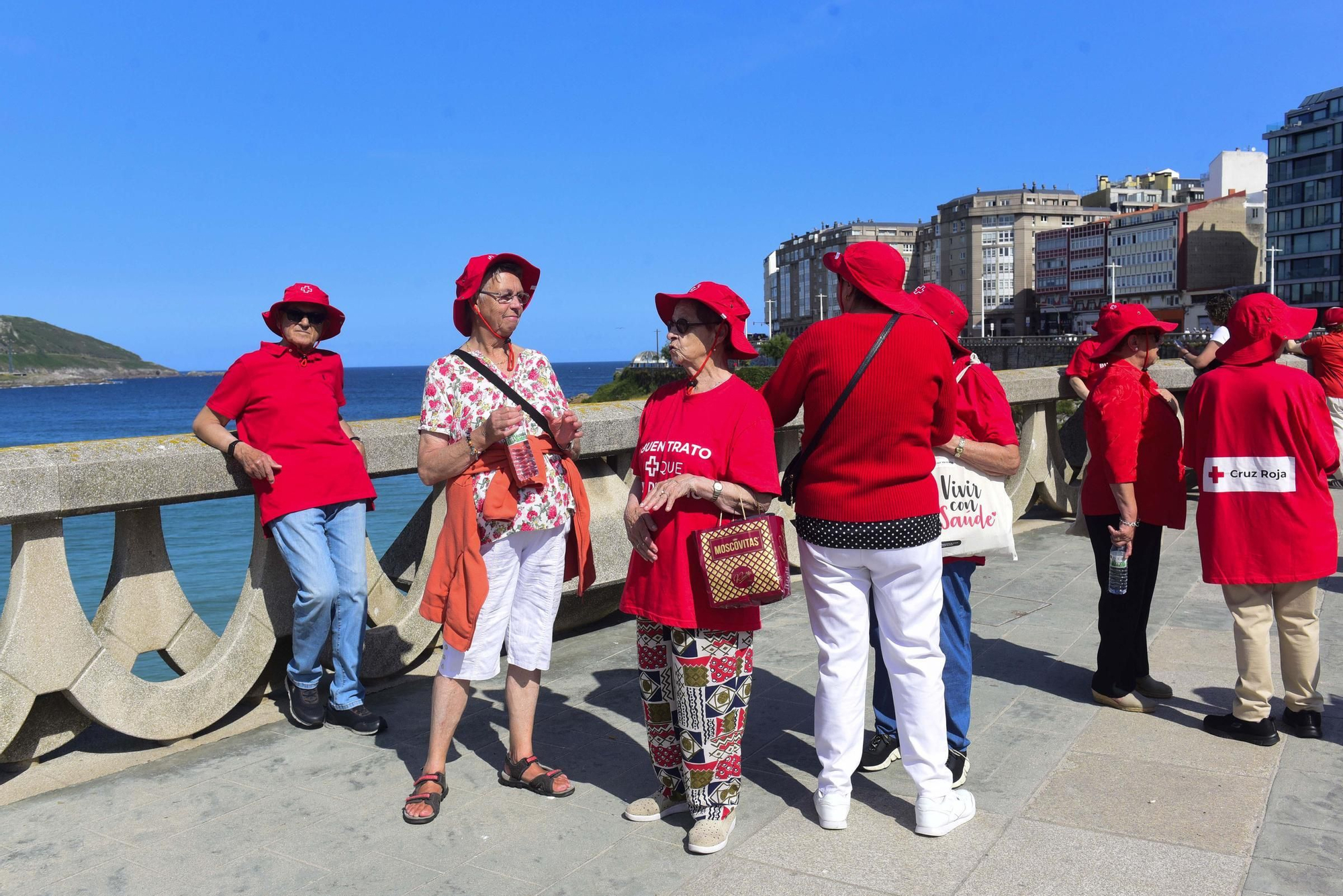 Voluntarios de Cruz Roja acompañan a mayores en un paseo por el Día contra el abuso y maltrato en la vejez