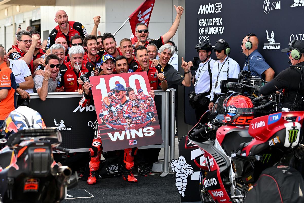 MARQUEZ Marc (spa), Ducati Lenovo Team, Ducati Desmosedici GP26, portrait celebrates his 100th Grand Prix during the 2026 MotoGP Grand Prix of Hungary , on Balaton Park circuit, from June 5 to 7, in Hungary - Photo Studio Milagro / DPPI AFP7 07/06/2026 ONLY FOR USE IN SPAIN