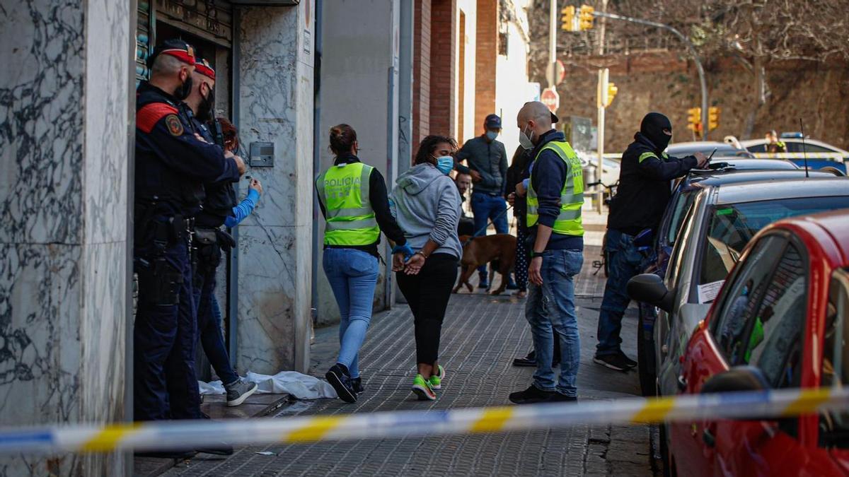 Desalojo de unos bajos narcopiso en el Poble sec